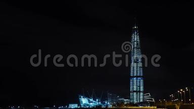 从底部观看美丽的摩天大楼拉合塔中心夜间设计<strong>获奖</strong>的英国建筑师托尼